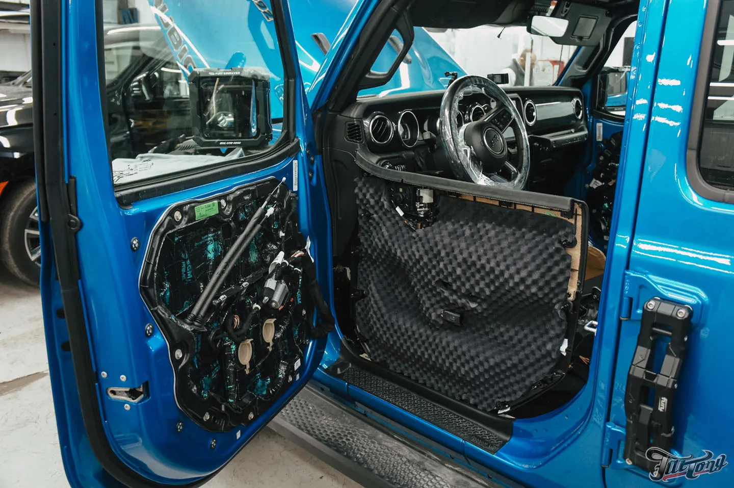 Прокачали Jeep Wrangler Rubicon, часть 1: комплексная шумоизоляция, новая акустическая система, перетяжка элементов в кожу. Процессы